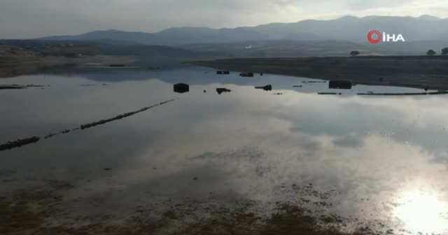 Barajda sular çekildi, köyün kalıntıları ortaya çıktı