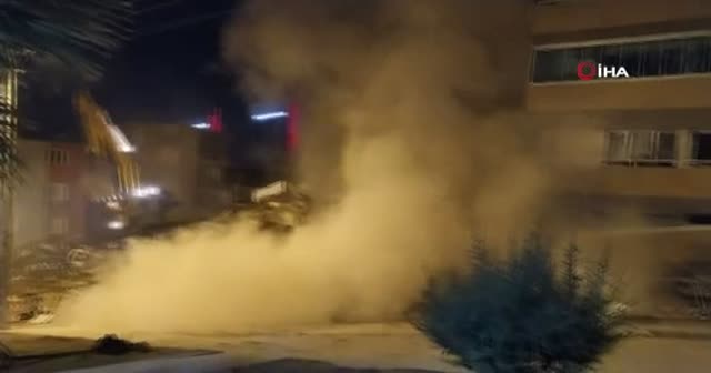 Barış Sitesi'ndeki bir apartmanın dozerle yıkılış anı kamerada