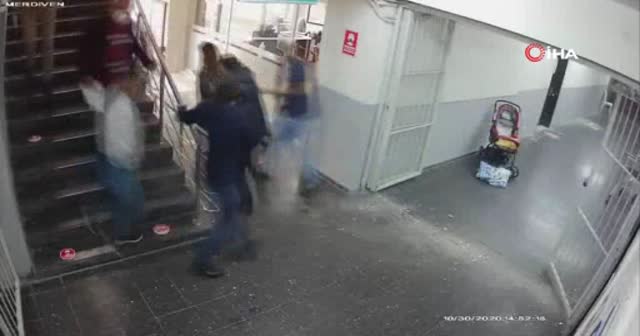 Belediye çalışanları, depremde ağır hasar alan binada ölümden dönmüş: O anlar kamerada
