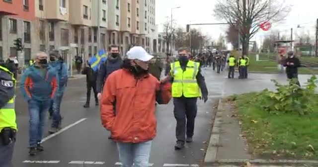Berlin’de kısıtlama ve aşı karşıtlarından “sessiz yürüyüş”