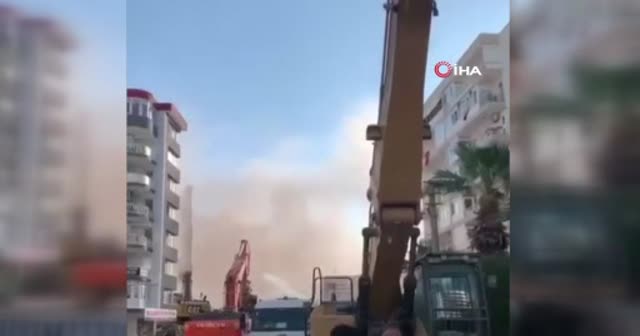 Binanın çöküş anı cep telefonu kamerasında