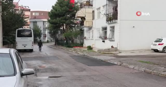 Bisiklet sürerken köpeklerin saldırısına uğrayan genç otomobille çarpıştı