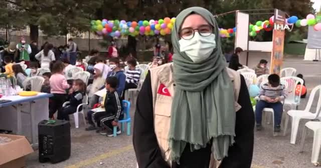 Çadırda kalan çocuklar depremin izlerini bir anlığına da olsa unuttu