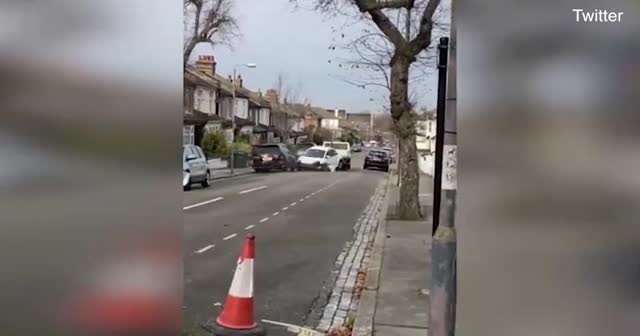 Çekici terörü! Arkasındaki arabayla 4 araca çarptı