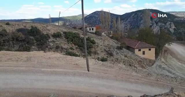 Fıkra gibi olay! Telefon telleri direği taşıyor