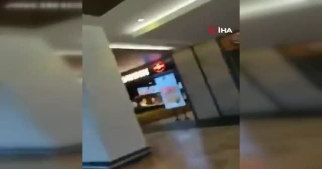 İstanbul’da bir AVM’de yere oturarak yemek yediler