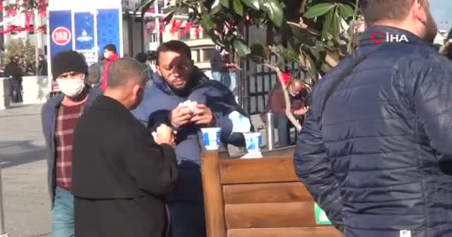 İstiklal Caddesi’nde büfeler önünde yemek yeme yoğunluğu