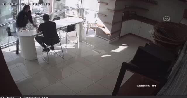 İzmir depreminin şiddeti iş yerlerinin güvenlik kameralarına yansıdı