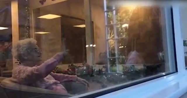 Karantina ayırdı, anneyle oğlu aylar sonra cam arkasında görüştü