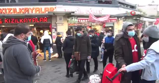 Kısıtlama sonrası restorana giremeyenler yemeklerini sokakta yedi