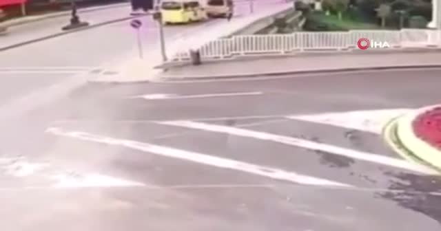 Küçükçekmece'de minibüsler çarpıştı: 3 yaralı