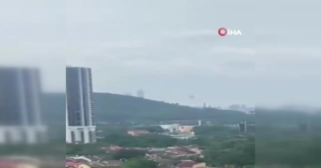 Malezya’da iki helikopter havada çarpıştı