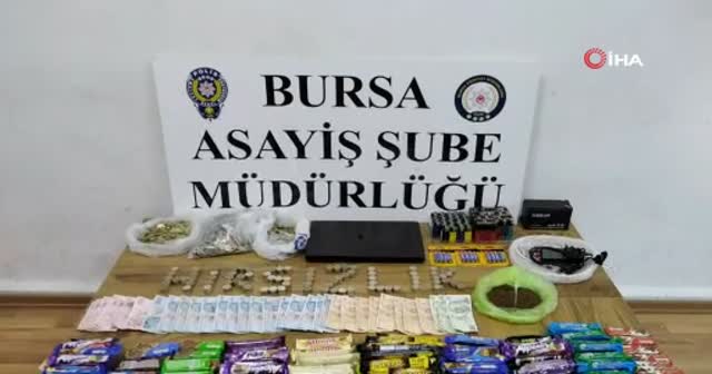 Marketten çelik kasa ve çikolata çalan hırsızlar yakalandı