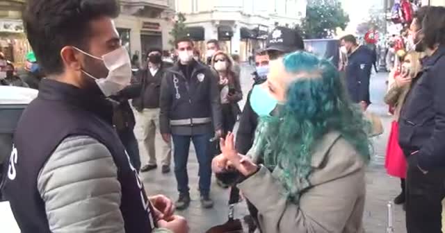 Maske cezasından kaçmak istedi, polise 'Şov yapıyorsunuz' dedi