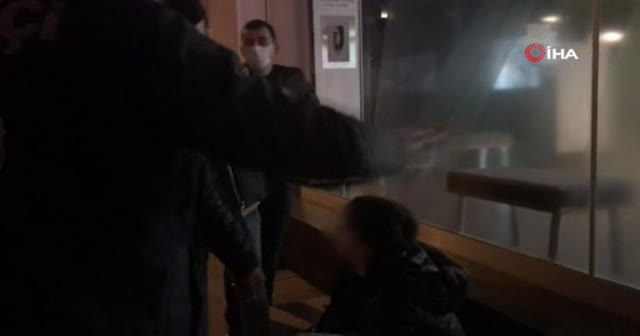Maske takmayan genç, bekçilerden koşarak kaçtı