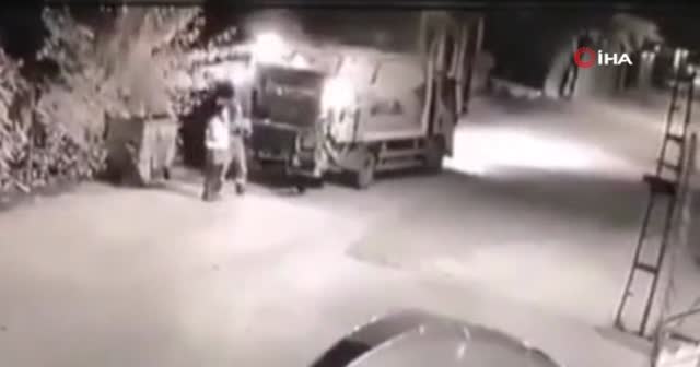 Müziği duyan temizlik işçileri ritme kendilerini kaptırdı