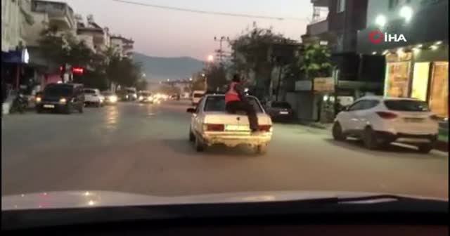 Önce otomobili itti, sonra bagajına oturarak yolculuk yaptı