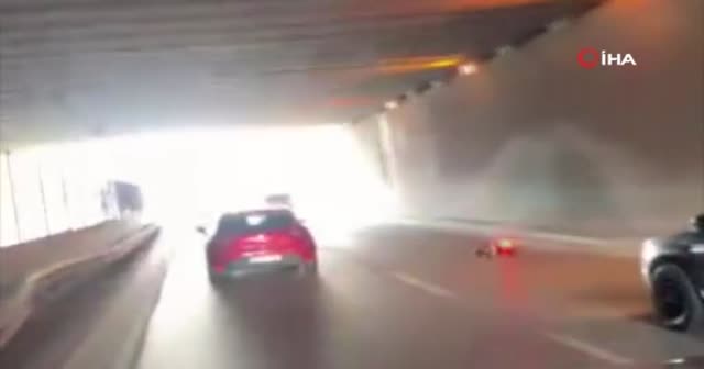 Oyuncak yarış arabasıyla trafiği birbirine kattı