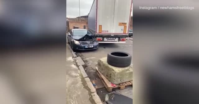 Park ettiği yere kızdı, cipiyle defalarca otomobile çarptı
