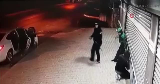 Pişkin hırsızlar, kendisini uyaran vatandaşa taş fırlattı