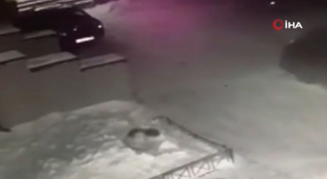 Rusya'da 4'ncü kattan düşen çocuğu yerdeki kar birikintisi kurtardı