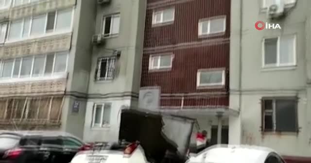 Rusya'da binanın üstünden düşen beton parçasından saniyelerle kurtuldu