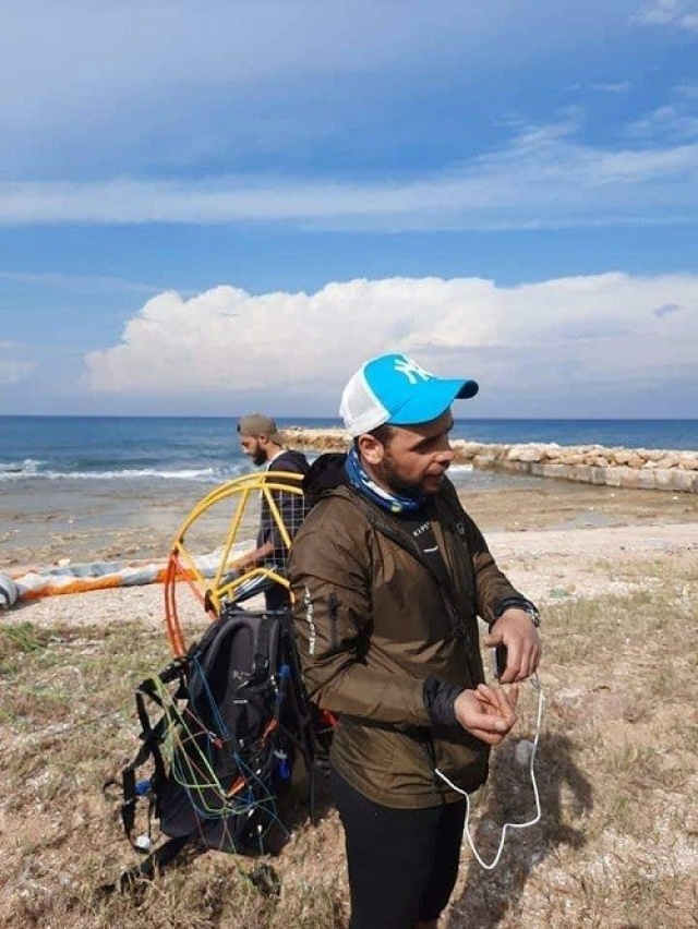 Rüzgara kapılan Türk paraşütçü Lübnan sahiline iniş yaptı
