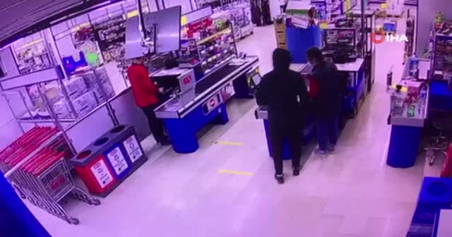 Süpermarketlere dadanan silahlı soyguncular pes dedirtti