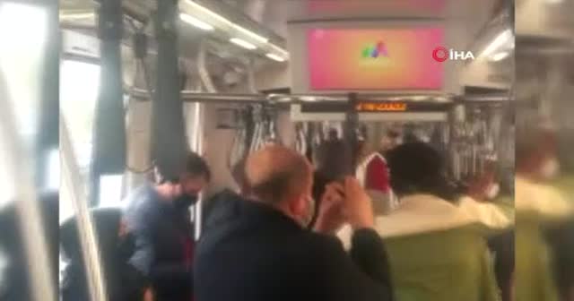 Tramvayda sosyal mesafesiz yolculuk