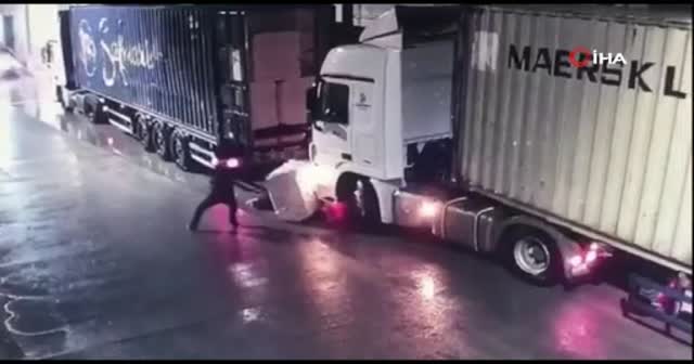 Üzerine pamuk balyası düşen şoför hayatını kaybetti