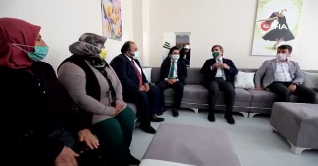 Vali Aydoğdu, ayakta kalan kadınları koltuğa, protokolü sandalyeye oturttu