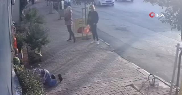 Vicdansız! Engelli yaşlı kadını itip yere düşürdü