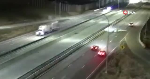 ABD'de otoyola iniş yapan küçük uçak otomobile çarptı