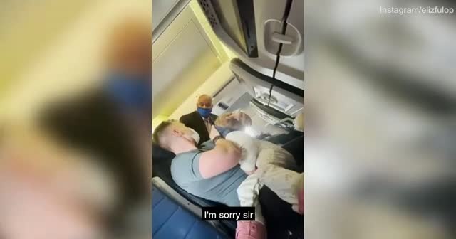 Amerikalı çift, 2 yaşındaki çocukları maske takmadığı için uçaktan indirildi