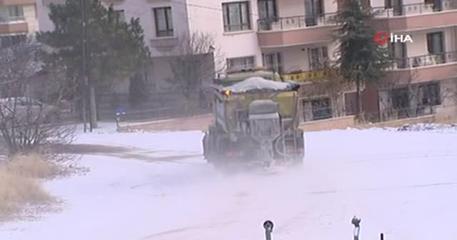 Başkent'te yağan kar sokakları buz pateni pistine çevirdi