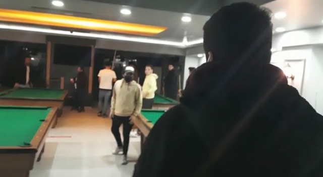 Baskın yiyen gençlerden “şalterli” kaçış