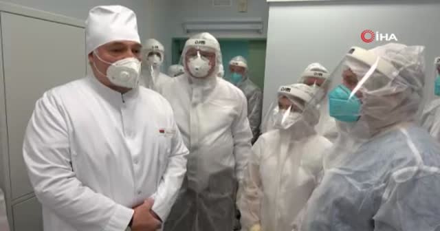 Belarus lideri Lukaşenko, Covid hastasını ziyaretinde maskesini indirdi
