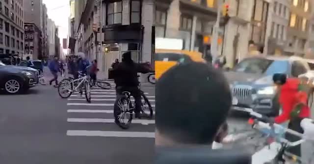 Bisikletli çete New York’un göbeğinde içindekilerle birlikte araca saldırdı
