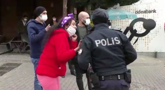 Bursa'da maskesiz kadın önce polise saldırdı, ardından çığlık atarak kaçmaya başladı