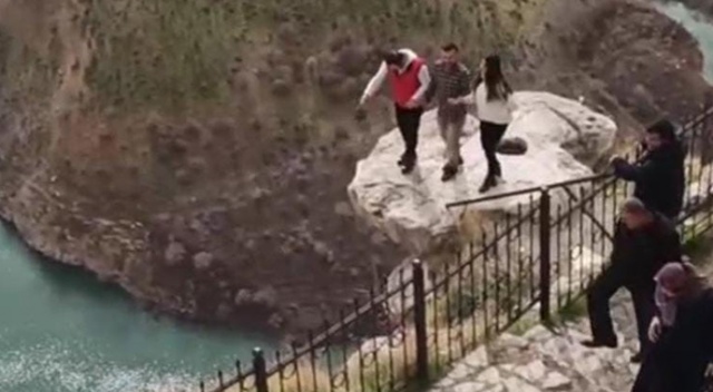 Canlarını hiçe sayıp uçurumun kenarında halay çektiler