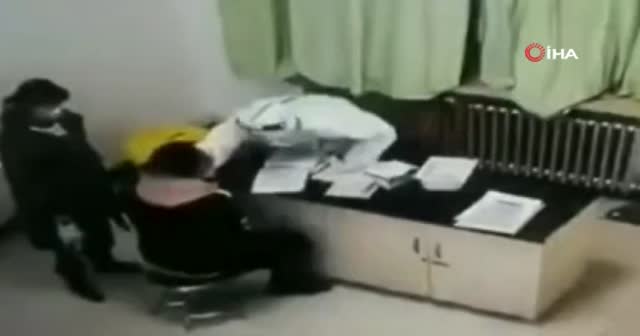 Covid-19 testinde canı yanan hasta, hemşireye saldırdı