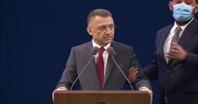 Cumhurbaşkanı Yardımcısı Fuat Oktay, kürsüde rahatsızlandı
