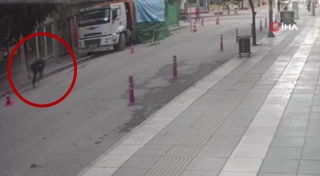 Deprem anında pencereden atladı, o anlar kamerada