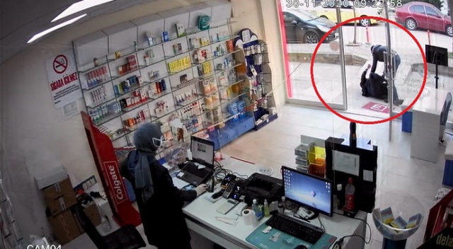Eczanedeki çalışanı, yaşlı adamı kaldırıma böyle fırlattı