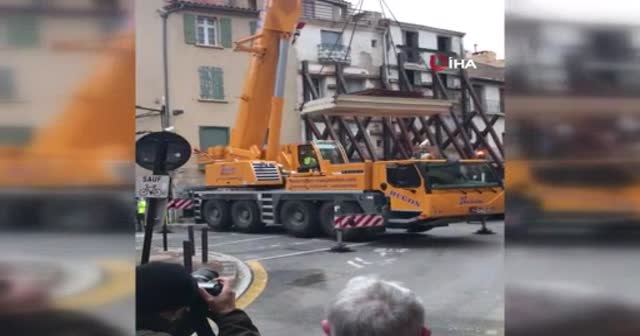 Fransa’da 300 kiloluk adam vinç yardımı ile evden çıkarıldı
