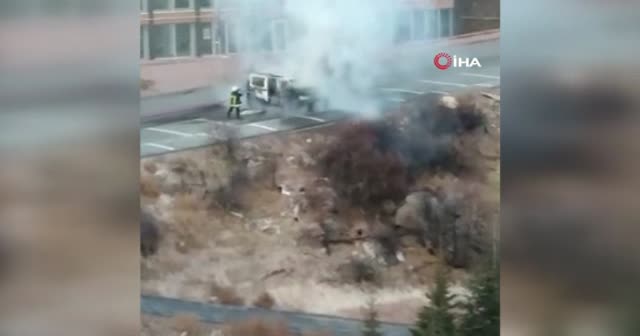İçinde 3 kişi olan araç park halindeyken cayır cayır yandı