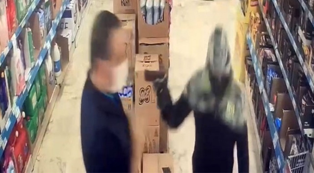 İstanbul’da market çalışanının dehşeti yaşadığı soygun girişimi kamerada