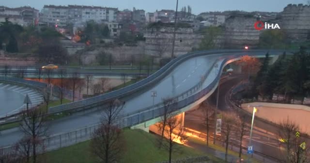 İstanbul’da yollar sokağa çıkma kısıtlamasında boş kaldı