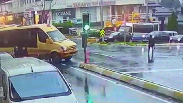 Kadının kulağını kopartan minibüs dehşeti kamerada