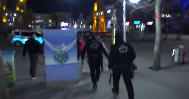 Kısıtlamaya uymayan genç polise yakalandı, “Zeki Müren de izleyecek mi?” dedi